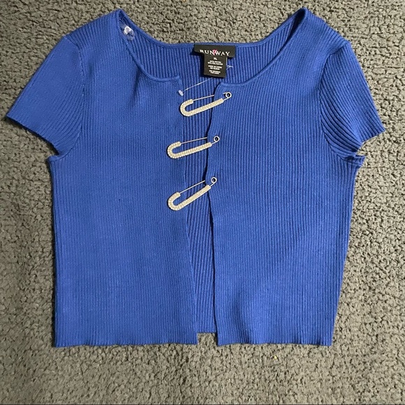 Runway fashion cropped sweater top - Picture 1 of 5